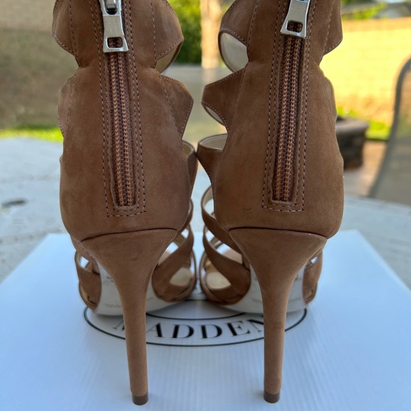 ✨NEW✨Steve Madden NUBUCK LEATHER Tan Cut-Out Heels - Picture 9 of 13
